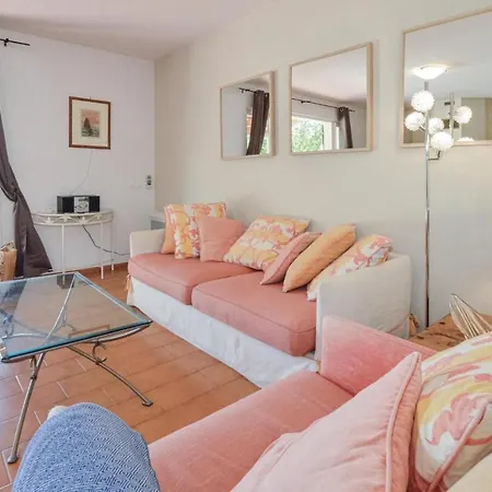 Amazing In With 3 Bedrooms, Wifi And Outdoor Swimming Pool Feriehus