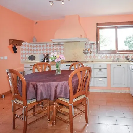 Amazing In With 3 Bedrooms, Wifi And Outdoor Swimming Pool